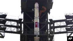 朝鲜的银河3号火箭4月8号在卫星发射设施里