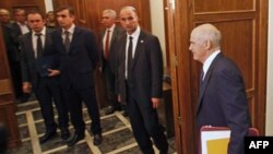 Thủ tướng Hy Lạp George Papandreou đến dự cuộc họp nội các khẩn cấp tại Athens, ngày 3/11/2011