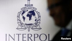 一名男子路过国际刑警组织的徽标 （资料照片）