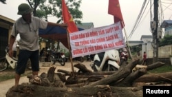 Người dân Đồng Tâm chặn lối vào làng để phản đối chính quyền bắt người vào tháng 4 năm 2017.