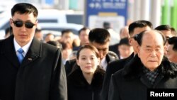 金永南（右）与金与正（中）率团2018年2月9日抵达韩国（路透社）