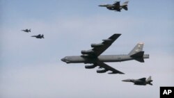 美国空军B-52轰炸机飞越韩国的乌山空军基地(2016年1月10日)。