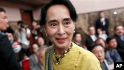 2013年4月17日昂山素季在东京举行记者会后离开会场