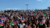 Maelfu ya wakazi wa Namibia waliohudhuria mazishi ya Rais Hage Geingob, kwenye bustani ya Heroes Acre mjini Windhoek.