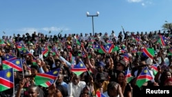 Maelfu ya wakazi wa Namibia waliohudhuria mazishi ya Rais Hage Geingob, kwenye bustani ya Heroes Acre mjini Windhoek.