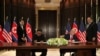 美国总统川普和朝鲜领导人金正恩签署新加坡峰会文件。(2018年6月12日)