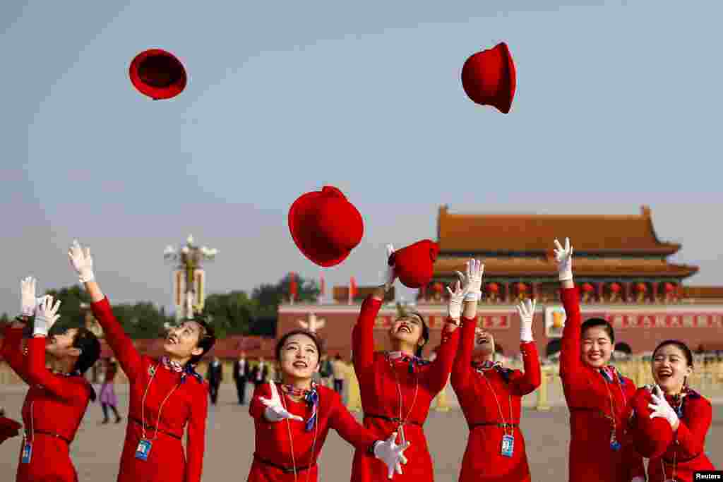 中国共产党第十九次全国代表大会闭幕式之前,接待员在天安门广场拍照(2017年10月18日)。美女接待员成为场外的亮丽风景,西方通讯社拍了一些照片。