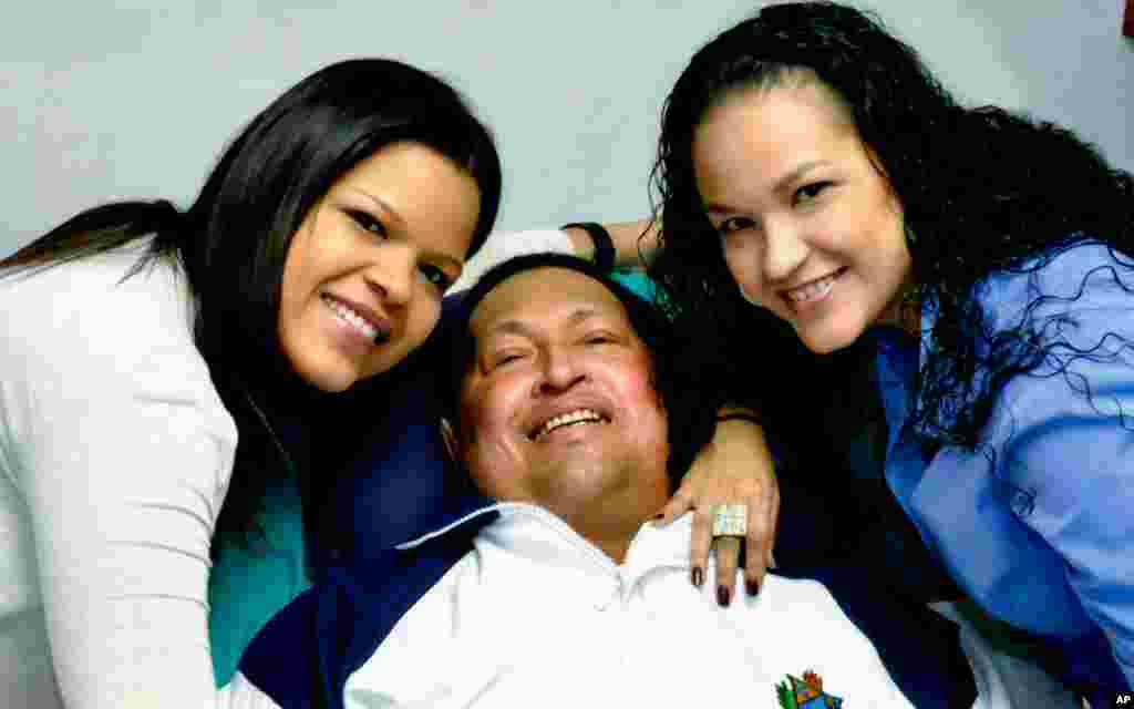 Tổng thống Hugo Chavez và hai con gái Maria Gabriela (trái) và Rosa Virginia tại Havana, Cuba, ngày 14/2/2013.