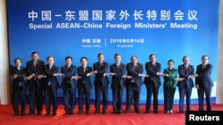 东盟外长6月15日在中国云南开会时合照。