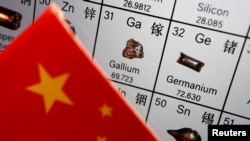 资料照片：镓和锗元素插图与中国国旗。（路透社照片）
