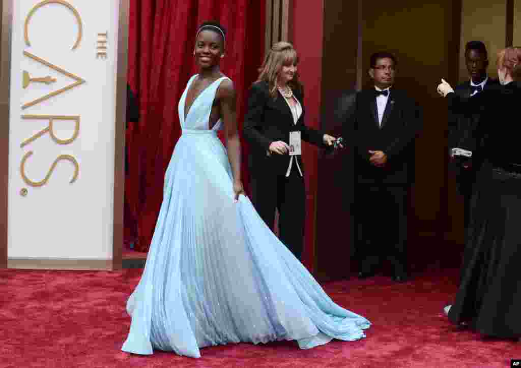 Nữ diễn viên Lupita Nyong'o đến lễ trao giải Oscar lần thứ 86 tại Nhà hát Dolby ở Los Angeles, ngày 2/3/2014.