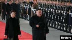 朝鲜领导人金正恩与夫人1月7日启程访问中国前检阅仪仗队 （朝中社照片）