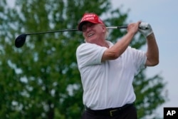 Архівне фото: Колишній президент Дональд Трамп грає під час професійного раунду турніру Bedminster Invitational LIV Golf у Бедмінстері, штат Нью-Джерсі, 28 липня 2022 року.