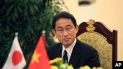 2016年5月6日，日本外相岸田文雄在河内与越南外长范平明会晤后在记者会上。