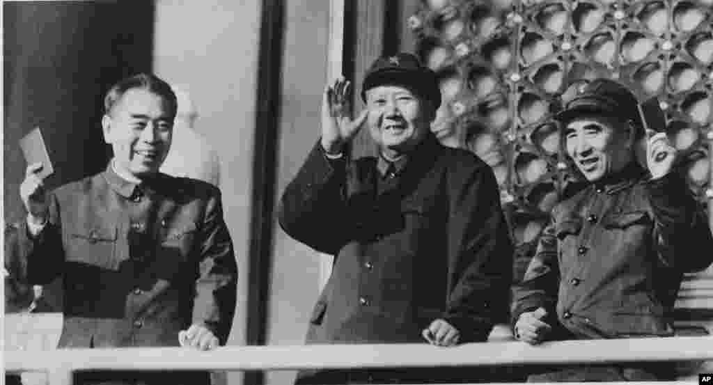 中共主席毛泽东及其副手林彪以及中国总理周恩来在天安门上微笑(1967年)。1966年8月,中国共产党第八届中央委员会第十一次全体会议(扩大)根据毛泽东的提议改组了中央领导机构,林彪排名从第六升到第二,显示他成为毛泽东的副手和接班人,而刘少奇从第二降到第八。当时中共有五位副主席。为了突出林彪,周恩来主动提出不再提及自己副主席的头衔,也避免提及其他几位副主席的头衔,使林彪成为唯一副主席。周恩来说林彪“是活学活用毛泽东思想最好,跟毛主席跟得最紧的,我推荐他为副统帅”。 