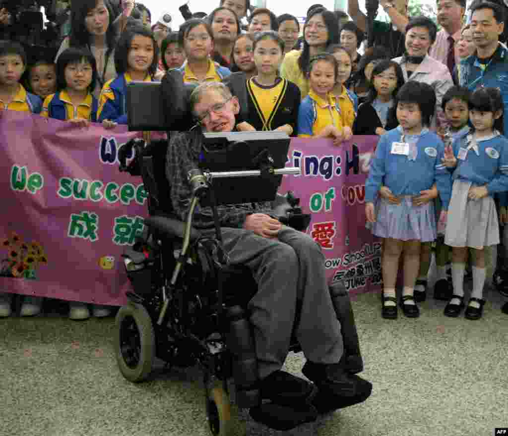 2006年6月12日,英国理论物理学家,数学家斯蒂芬·霍金抵达香港国际机场。他在新浪微博有账号,有400多万粉丝关注。2017年11月他最后一次在微博上留言说,中国一名年轻人的提问“让我看到了中国千禧一代的年轻人对未来的思考和好奇心。 我希望,当你们追求科学以及其他创意时,如此的好奇心和自信可以延续下去。”2018年3月中旬,英国著名物理学家霍金逝世。