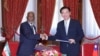 台湾外交部部长吴钊燮（右）与索马利兰外交部部长穆雅辛（H.E. Yasin Hagi Mohamoud）（左）共同签署双边议定书。(图片来源：台湾外交部Twitter)
