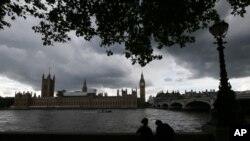 英国公投后的一天，伦敦泰晤士河和英国下议院上空天地云暗（2016年6月25日）