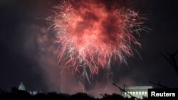 资料照：在美国国会大厦和华盛顿纪念碑以及林肯纪念堂上空绽放的独立日烟花。(2017年7月4日)