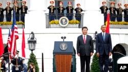 在白宫欢迎习近平的仪式上演奏两国国歌的时候，美国总统奥巴马和中国国家主席习近平立正聆听（2015年9月25日）