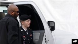 美国陆军一等兵曼宁被押送至米德堡的军事法庭，听候量刑宣判。（2013年8月21日）
