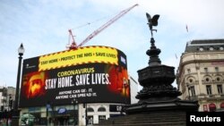 英国政府卫生部门4月8日在伦敦市中心展示的对抗新冠病毒疫情的广告。