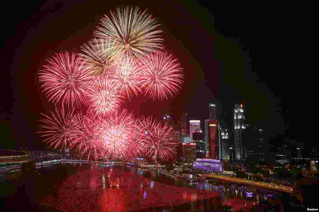 2016年1月1日元旦庆祝活动期间，烟花照耀下的新加坡滨海湾天际线。