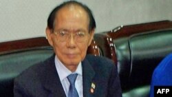 Cư dân Iraq tại hiện trường sau một vụ đánh bom xe ở Sadr City, Baghdad, ngày 23/7/2012