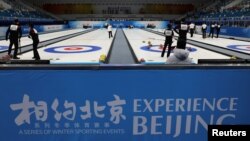 中国冰壶运动员在2022北京冬奥会赛场举行测试活动。（2021年4月1日）