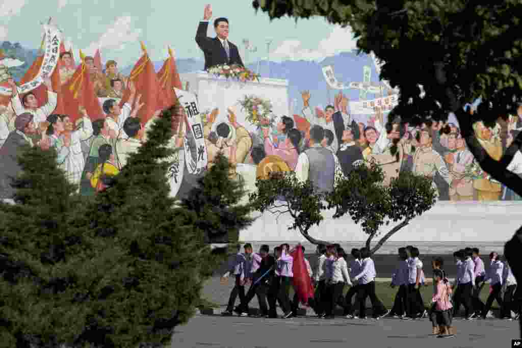 2018年9月7日,在朝鲜建国70周年之际,朝鲜年轻人在平壤的一幅壁画前游行。