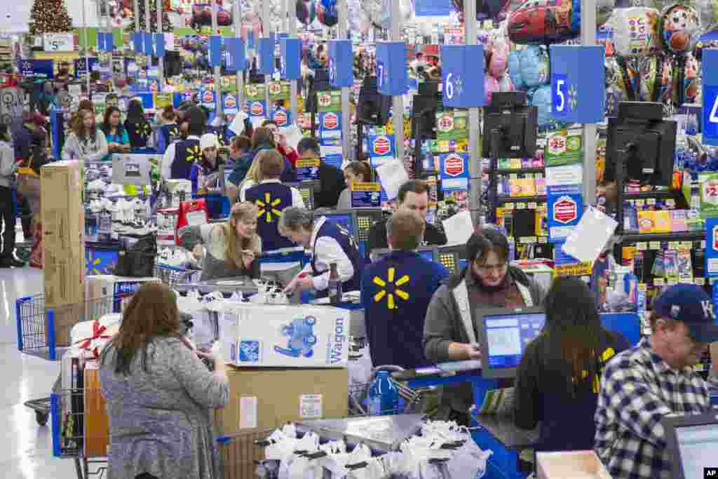 Каса у найбільшій торговельній мережі США &quot;Walmart&quot;.