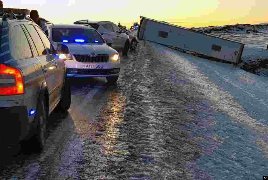 一辆运载中国游客的大巴在冰岛滑出路面,造成一人死亡,12人受伤。 该大巴在冰岛首都雷克雅未克以东约250公里处的埃尔德(Eldhraun)熔岩场附近从后面撞上一辆小轿车。据说当地道路狭窄,有的地方有冰。冰岛是热门旅游胜地,2016年吸引了180万游客。