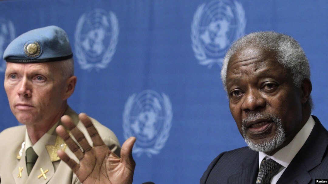 Joint Special Envoy of the United Nations and the Arab League for Syria Kofi Annan (R) gestures next to Major-General Robert Mood, head of the UN Supervision Mission in Syria during a news conference at the UN European headquarters in Geneva, June 22, 201
