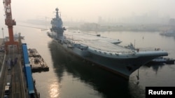 中国第一艘国产航空母舰星期天从大连造船厂码头启航海试。(2018年5月13日)