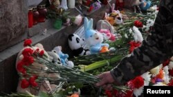 Квіти біля імпровізованого меморіалу у Санкт-Петербурзі жертвам стрілянини в концертному залі "Крокус Сіті Голл" у Московській області, 24 березня 2024 року. (Фото: REUTERS/Антон Ваганов)