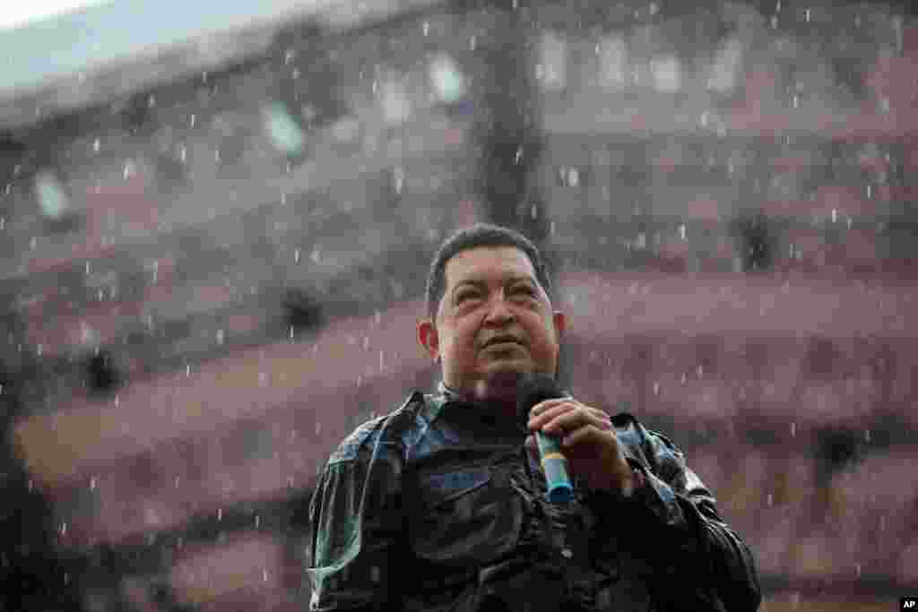Ông Hugo Chavez phát biểu dưới mưa tại một cuộc mít-tinh ở Caracas, ngày 4/10/2012. 