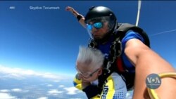 Здійснити мрію: як дві бабусі у США з парашутом стрибали. Відео