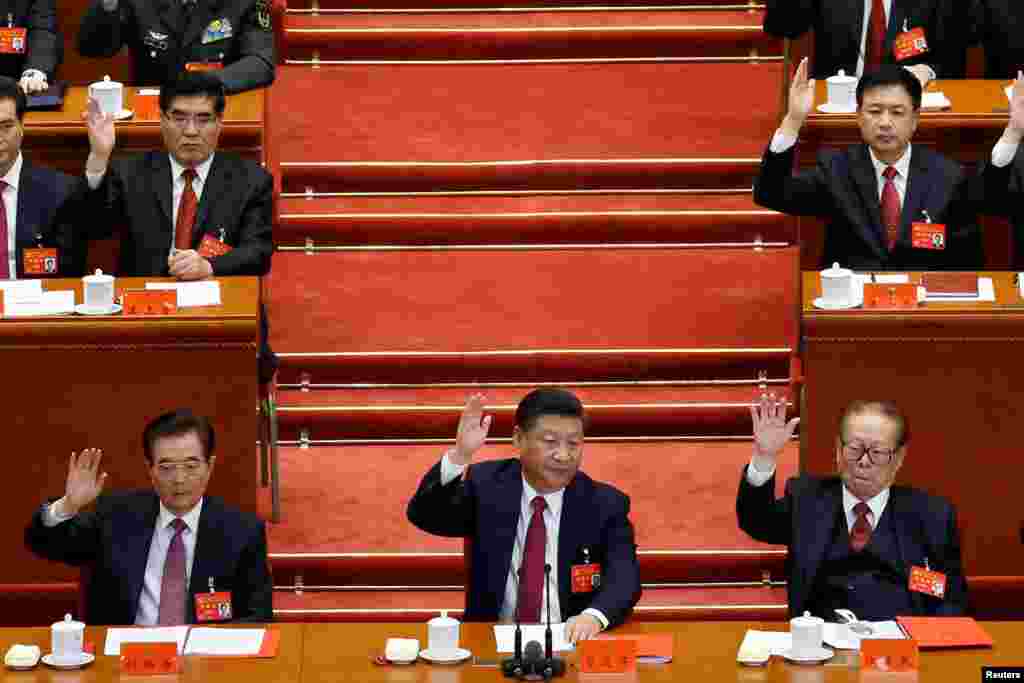 中国共产党第十九次全国代表大会闭幕式上,中共总书记习近平和前总书记江泽民、胡锦涛等人举手表决(2017年10月24日)。
