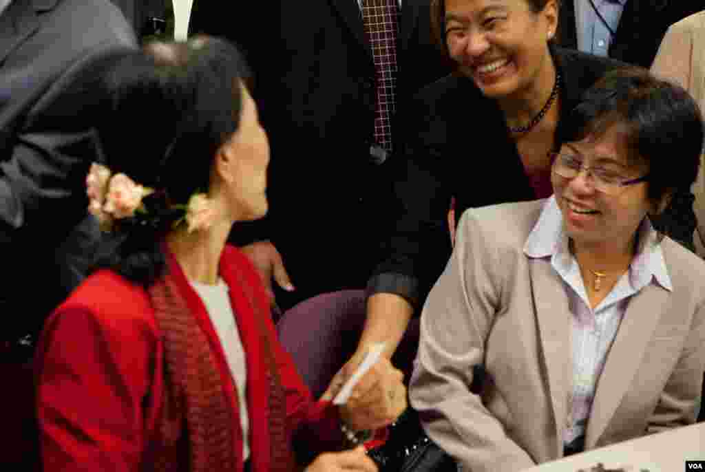 2012年9月18日昂山素季参观美国之音缅甸语组时受到甸语组热烈的欢迎