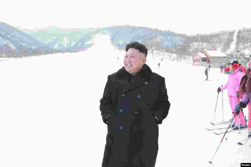 Lãnh đạo Bắc Triều Tiên Kim Jong Un thăm khu nghỉ mát trượt tuyết trong khu vực Masik Pass tại Bình Nhưỡng.