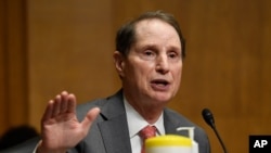 资料照片：民主党籍联邦参议员怀登（Ron Wyden）出席参院听证会（2020年6月30日）