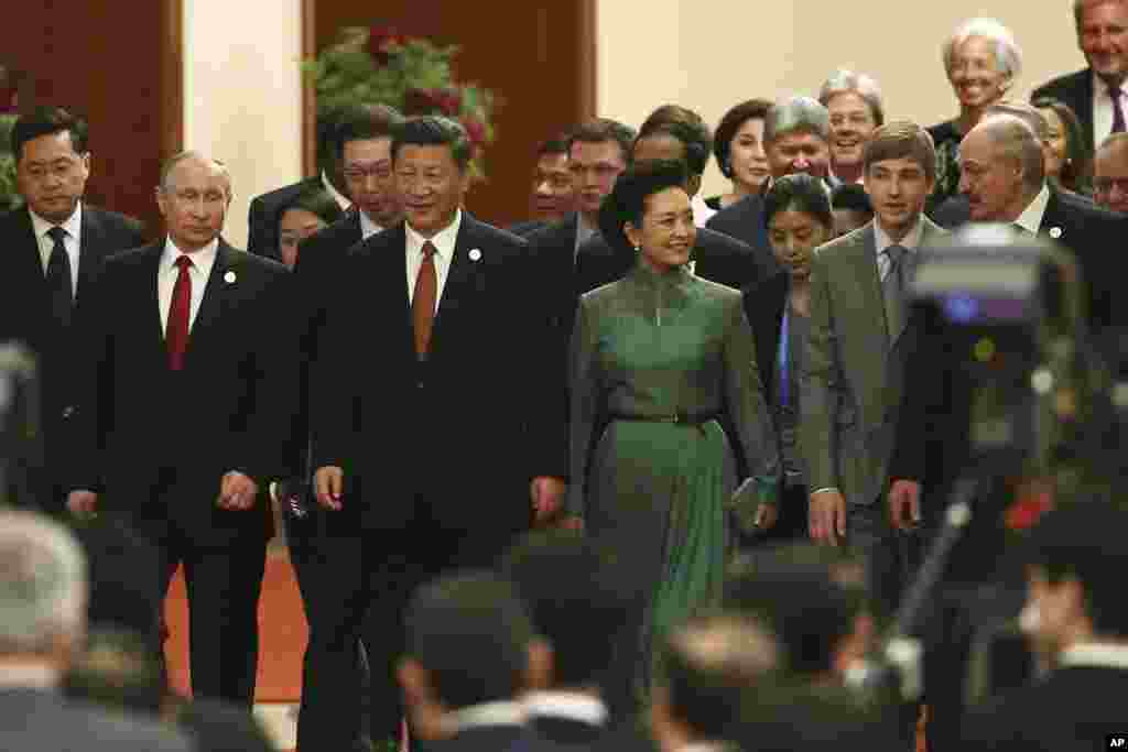 中国主席习近平和夫人彭丽媛,俄罗斯总统普京和其他国家领导人在北京人民大会堂走进 “一带一路”国际合作高峰论坛的宴会厅(2017年5月14日)