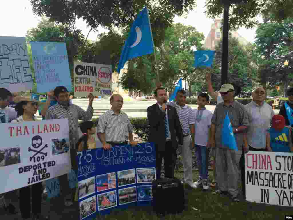 2015年7月12日维吾尔人和支持者在美国首都华盛顿街头游行并聚集在泰国驻美大使馆前抗议泰国把100余名维吾尔人强行递解回中国。(美国之音乌兹别克语组拍摄) 