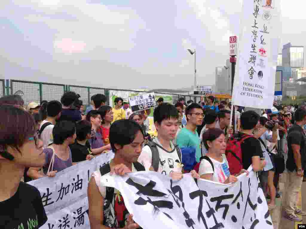 香港学联大专界罢课星期三继续在添马公园举行(美国之音图片/海彦拍摄)