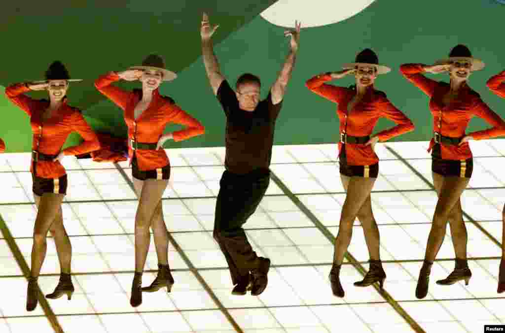 Robin Williams hát bài "Blame Canada" từ bộ phim "South Park: Bigger, Longer và Uncut" trong lễ trao giải Oscar, ngày 26 tháng 3, 2000.