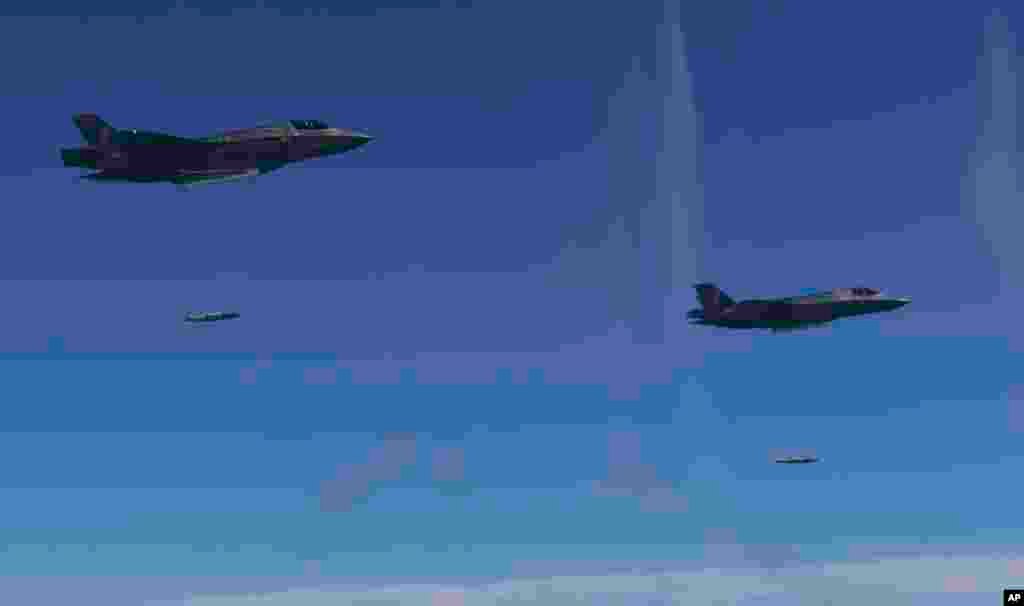 韩国国防部提供的照片显示,美国空军F-35型隐形战机在朝鲜半岛演习,投掷炸弹。(2017年8月31日)