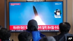 资料照片:韩国民众在观看朝鲜发射导弹的电视画面.