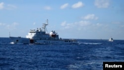 中国船只驱逐进入中国一座海上油井10海里范围的越南渔船。（2014年7月15日）
