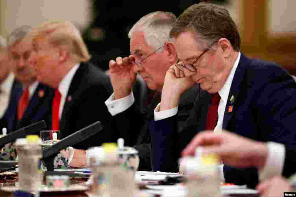 2017年11月9日,美国贸易代表罗伯特·莱特希泽(Robert Lighthizer,右)和美国国务卿雷克斯·蒂勒森(Rex Tillerson)出席了美国总统唐纳德·川普和中国国家主席习近平在北京的双边会晤。