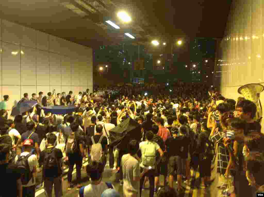 10月14日晚数以百计的香港示威群众和警察对峙，警方驱之不散 (美国之音海彦 拍摄)
